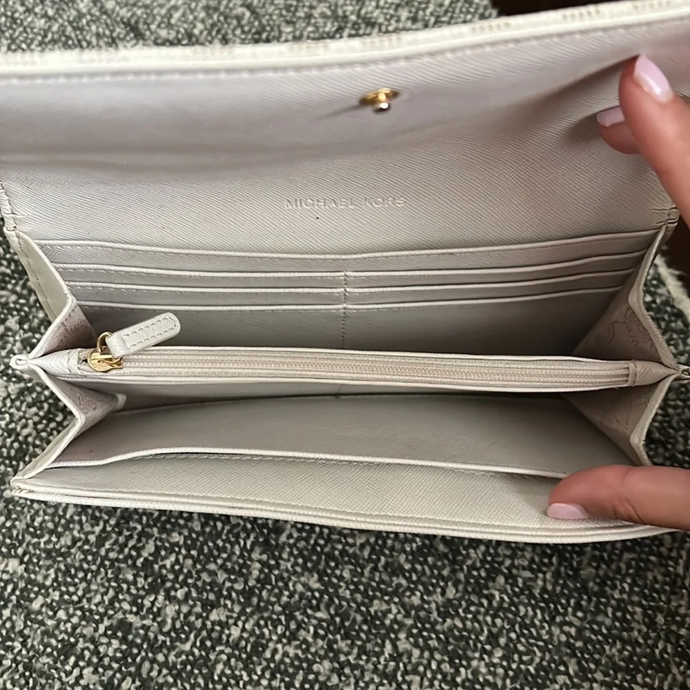 Michael Kors wallet - Picture 9 of 12